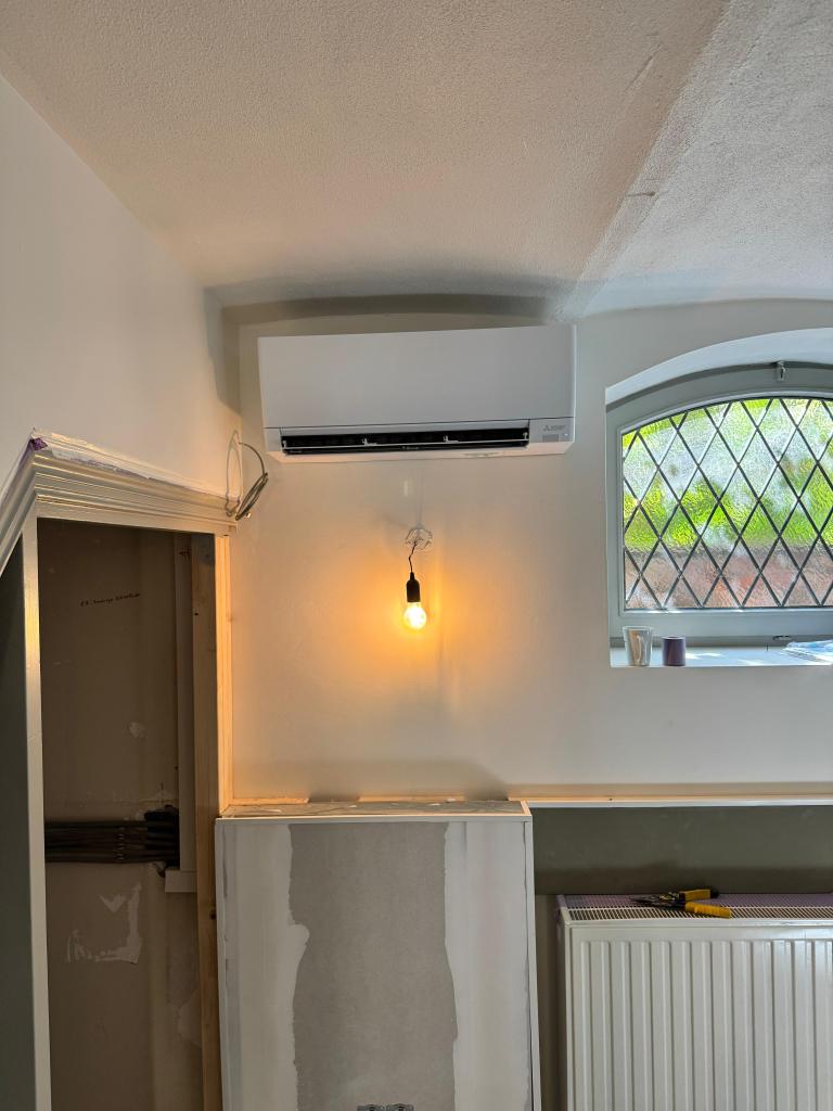 Mitsubishi airco-binnenunit gemonteerd in een bedrijfsruimte