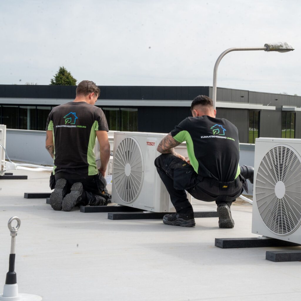 Klimaatbeheersing Limburg monteur bij zakelijke installatie