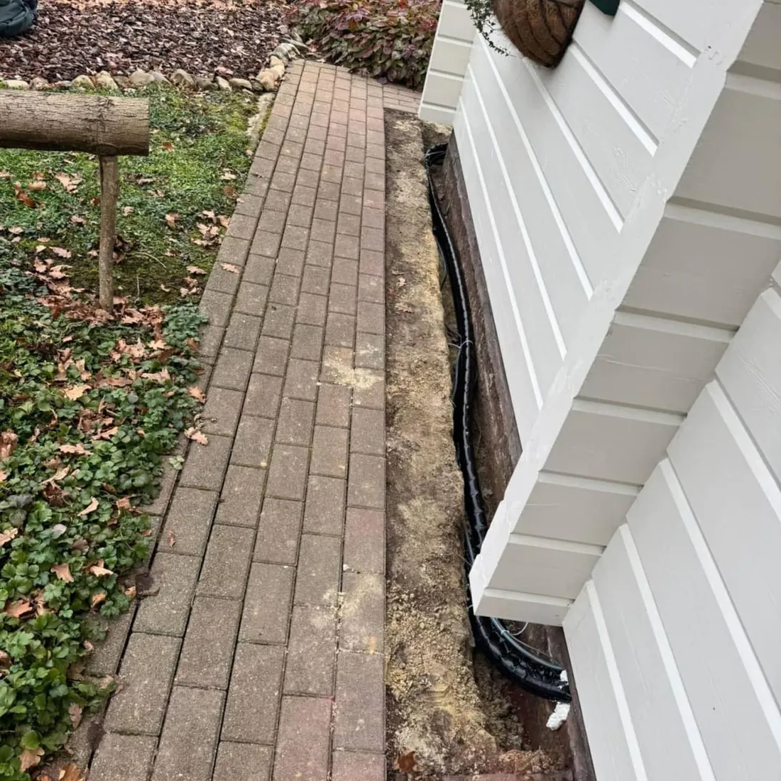 Strak weggewerkt leidingwerk in een smal gootje langs de gevel